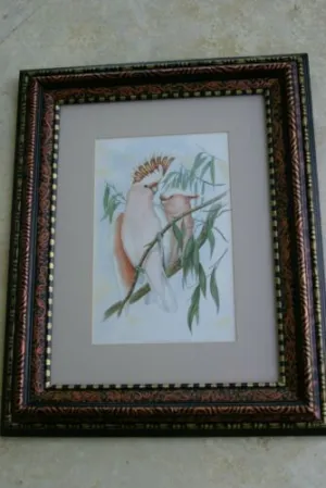 21,5"X 17” 1955 GOULD  PINK COCKATOO BIRD FOLIO LITHOGRAPH FRAMED IN SIGNED DETAILED ARTIST HAND PAINTED FRAME AND MAT TO ENHANCE THE ART WITHIN GORGEOUS DFPN80A DESIGNER WALL ART DÉCOR