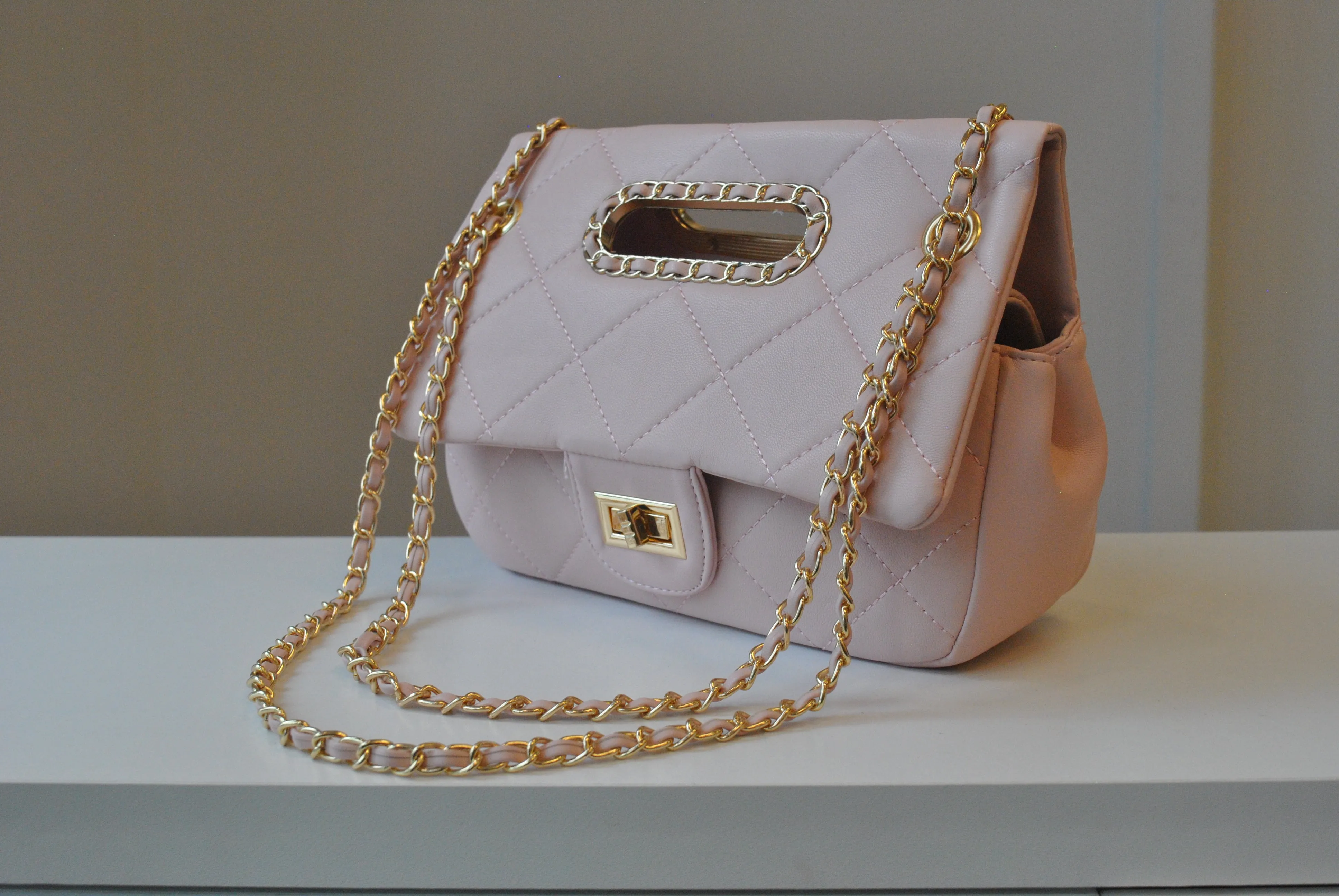 BLUSH PINK CUTOFF CROSSBODY BAG WITH GOLD CHAIN