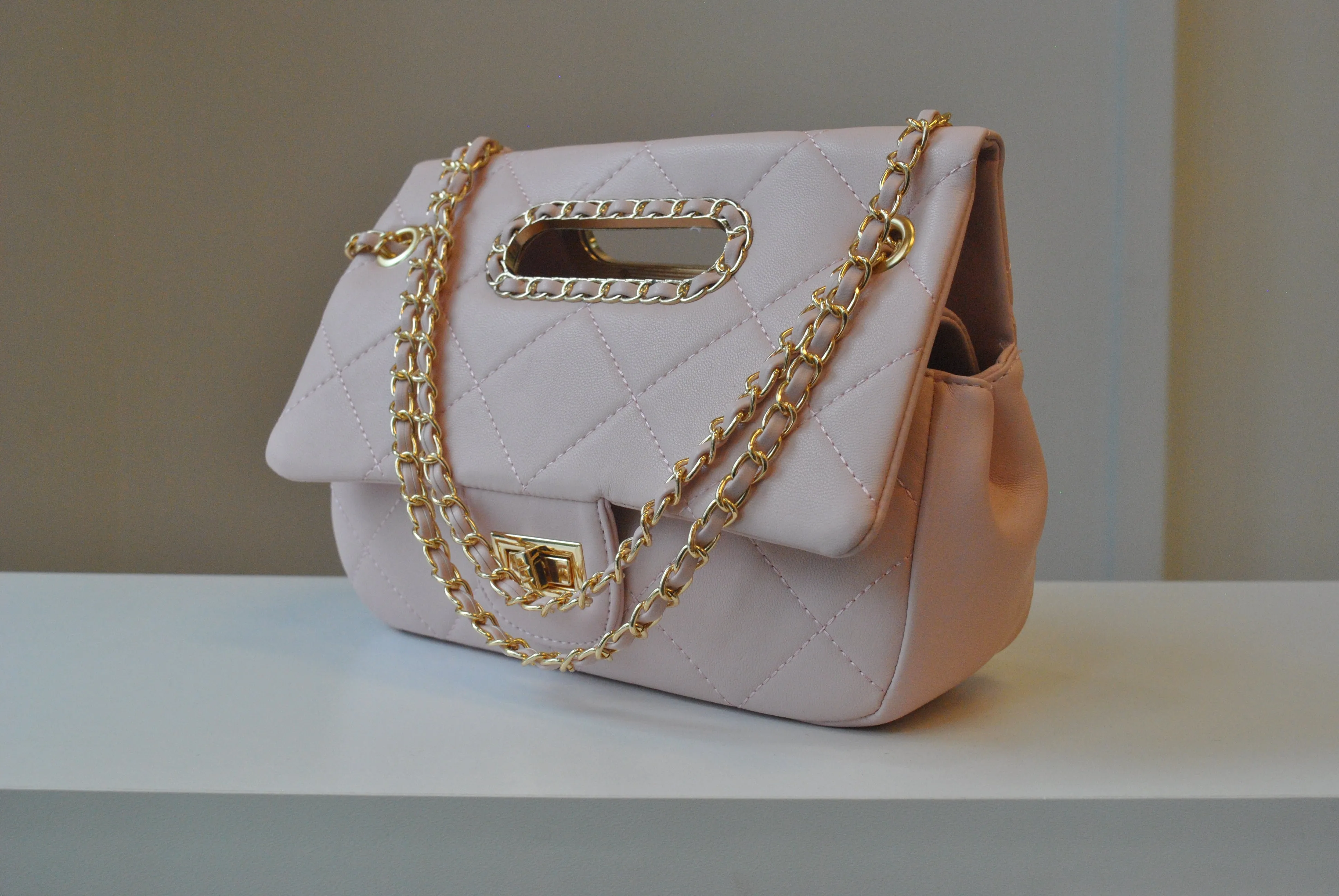 BLUSH PINK CUTOFF CROSSBODY BAG WITH GOLD CHAIN