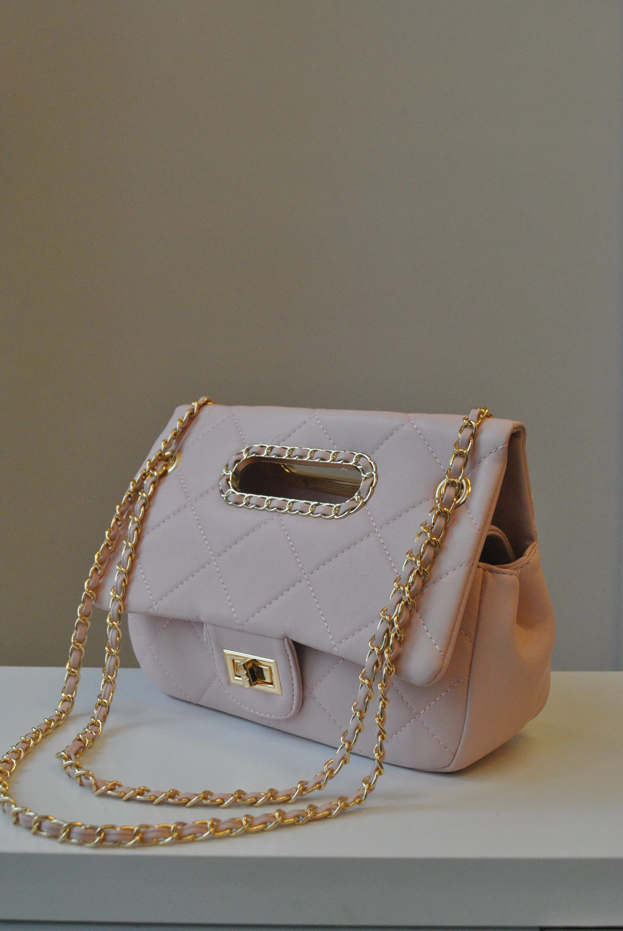 BLUSH PINK CUTOFF CROSSBODY BAG WITH GOLD CHAIN