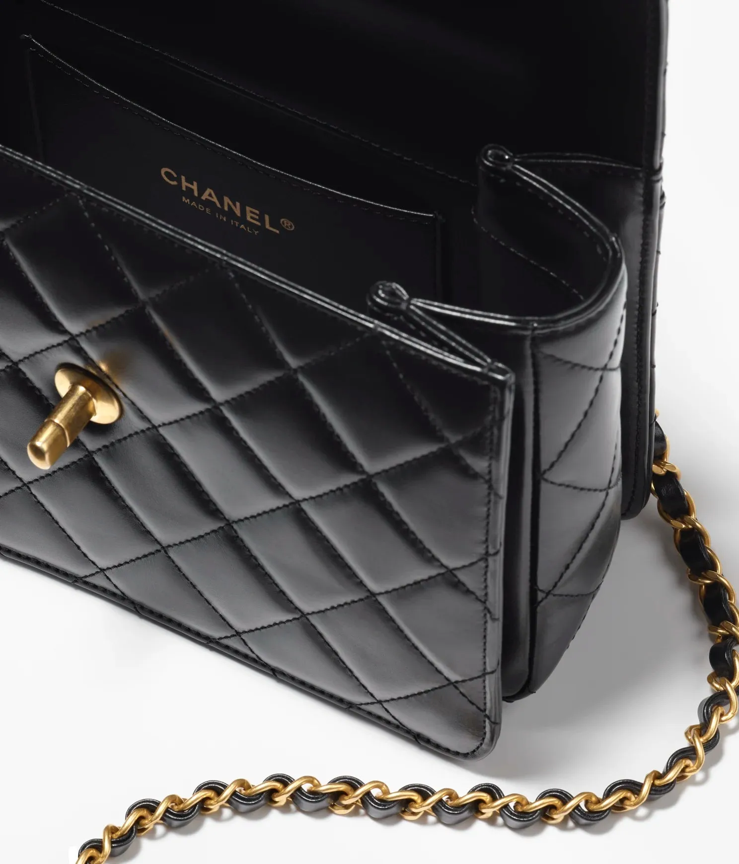 CHANEL SMALL FLAP BAG IN BLACK