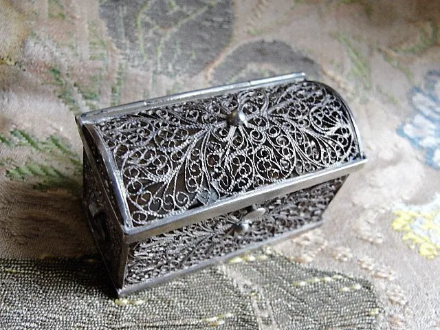 GORGEOUS Filigree Antique Silver Small Dome Top Casket Miniature Hinged Box Vanity Dresser Decorative Boudoir Collectible