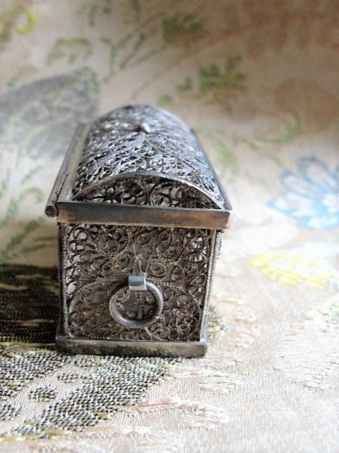 GORGEOUS Filigree Antique Silver Small Dome Top Casket Miniature Hinged Box Vanity Dresser Decorative Boudoir Collectible