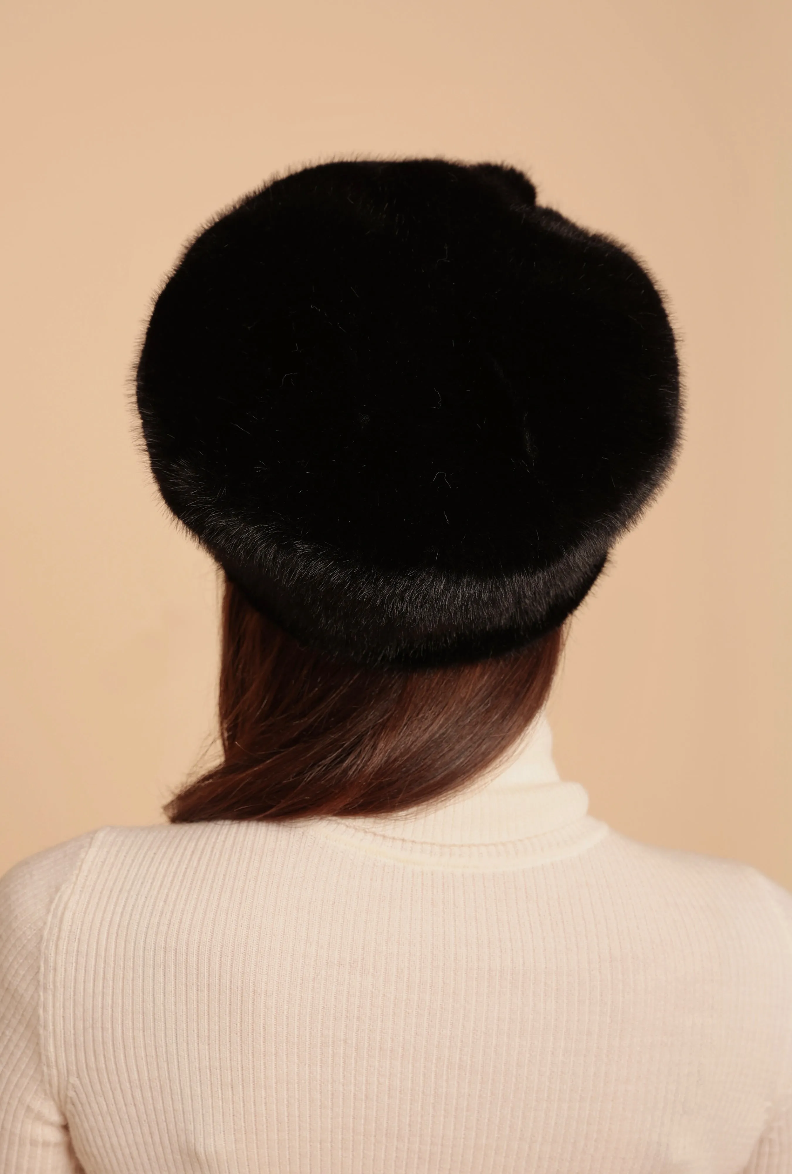 'Marion' Faux Fur Hat with Flower Motif in Nero