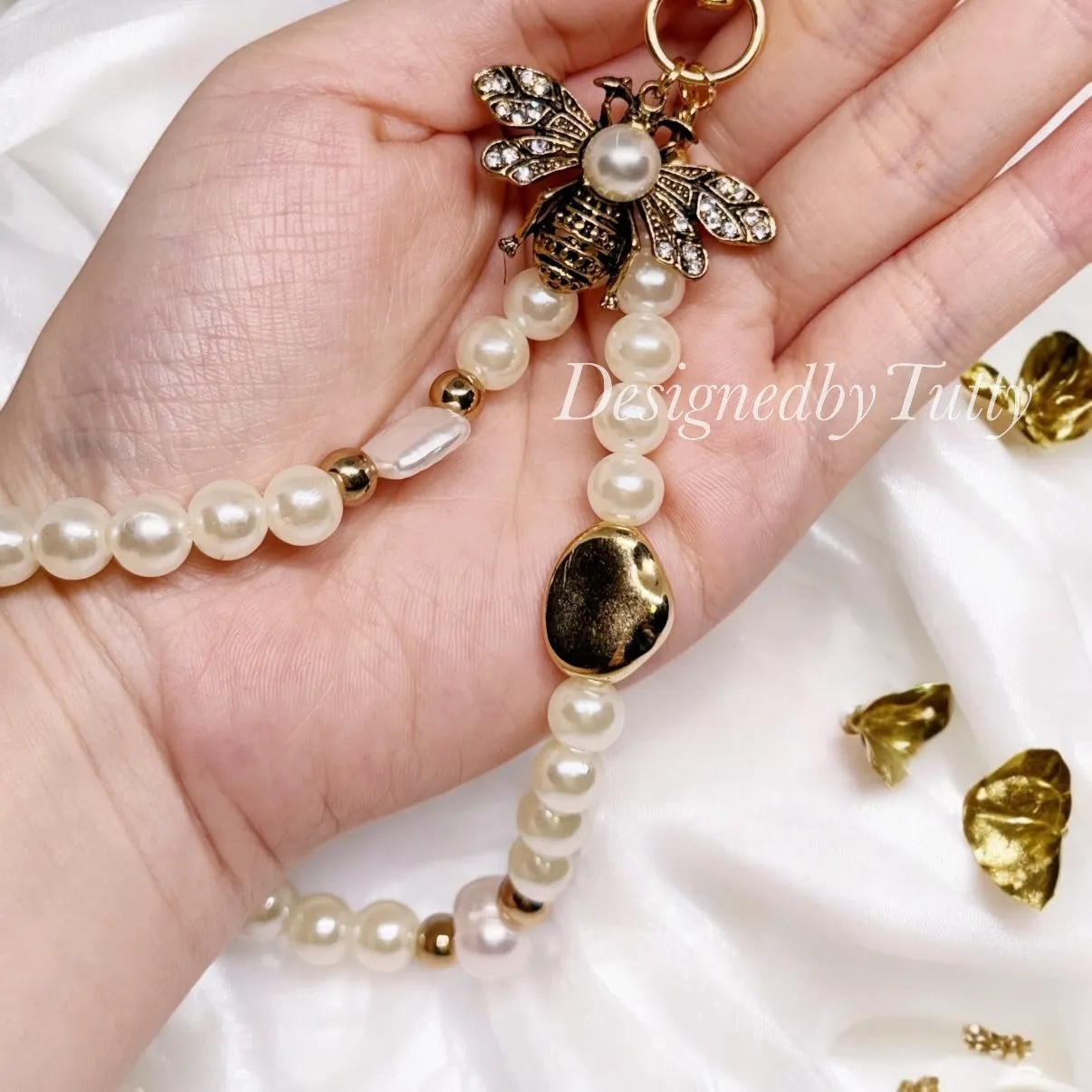 Pearl beaded keychain with bee | faux pearl| bag charm